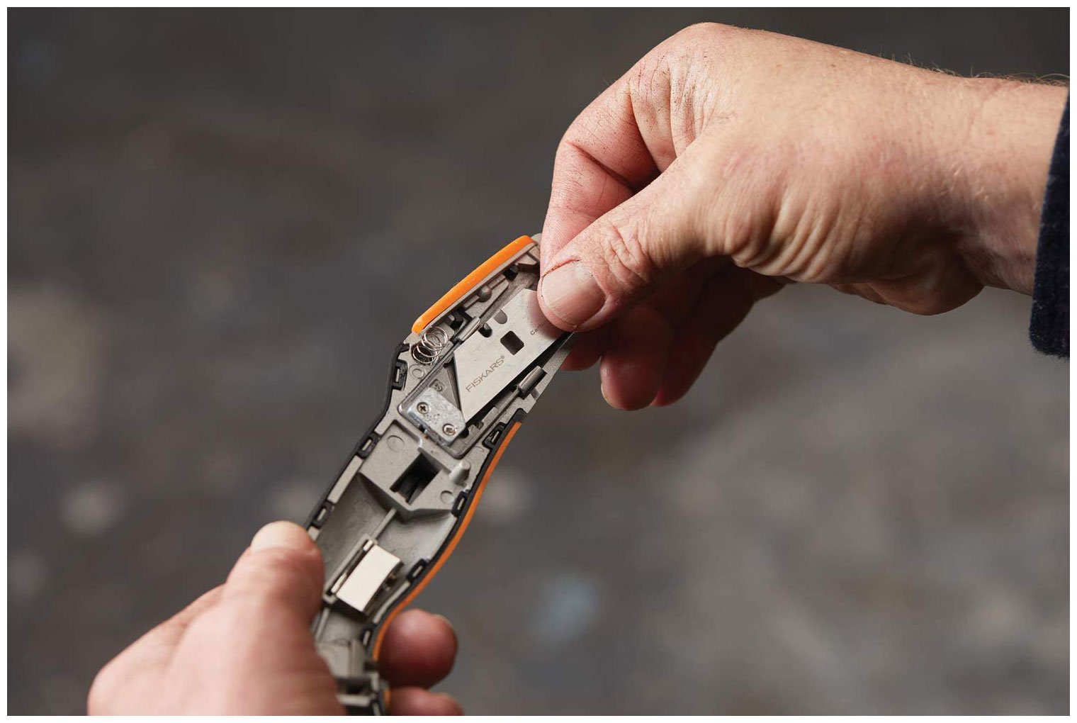 Нож Fiskars с выдвижным лезвием CarbonMax 1027223